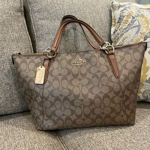 Coach gently used Christy carry all if I remember correctly. Smoke free, clean.